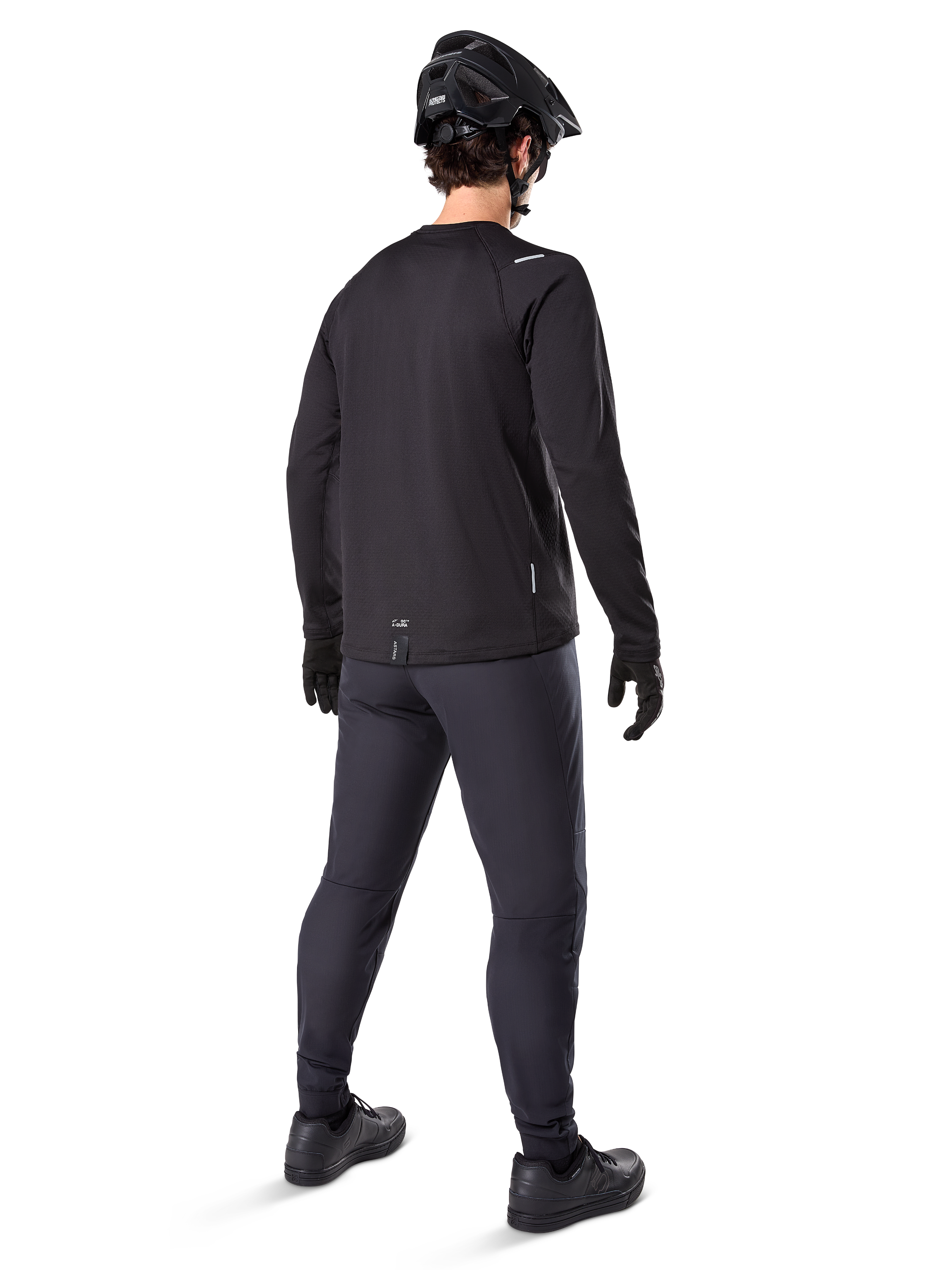 Alpinestars A-Dura Thermal Jersey, męska koszulka rowerowa z długim rękawem, czarna, widok z tyłu na modelu w czarnym kasku MTB, ciemnoszarych spodniach i czarnych rękawiczkach, profesjonalna odzież MTB na chłodne dni