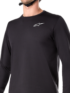 Alpinestars A-Dura Thermal Jersey, rowerowa koszulka termiczna z długim rękawem, czarna, z białym logo na klatce piersiowej, izolujący materiał z polarową podszewką, przedłużony tył, przeznaczona do jazdy na rowerze górskim w chłodne dni