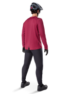 Alpinestars A-Dura Thermal Jersey, bordowa koszulka rowerowa z długim rękawem, widok z tyłu, zestawiona z czarnymi spodniami MTB i szarym kaskiem, przedłużony tył zapewniający osłonę, odzież rowerowa na chłodne dni