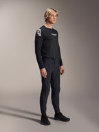 Męski model w spodniach Alpinestars A-Aria Elite w kolorze Black Titanium i koszulce Aria Polartec Elite LS, czarny wyczynowy strój do kolarstwa górskiego, laserowa perforacja i magnetyczne zapięcie klamry w spodniach, koszulka z długim rękawem z białymi logotypami, kompletny strój do jazdy terenowej