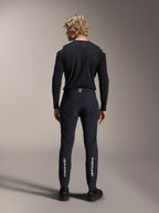 Alpinestars A-Aria Polartec Elite Long Sleeve Jersey, czarna koszulka MTB, widok z tyłu w zestawie z dopasowanymi czarnymi spodniami, sportowy krój do kolarstwa górskiego, techniczny materiał odprowadzający wilgoć, subtelne logo w dolnej części pleców