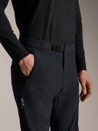 Alpinestars A-Aria Elite Pants, spodnie MTB, Black Titanium, zbliżenie na magnetyczne zapięcie i kieszeń na zamek, laserowa perforacja dla wentylacji, białe logo Alpinestars, techniczna odzież na rower górski