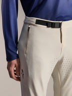 Alpinestars A-Aria Elite Pants, spodnie rowerowe MTB, ecru, zbliżenie na czarną klamrę magnetyczną w pasie, kieszeń zapinaną na zamek i laserowo wycinane otwory wentylacyjne, wyczynowa odzież rowerowa.