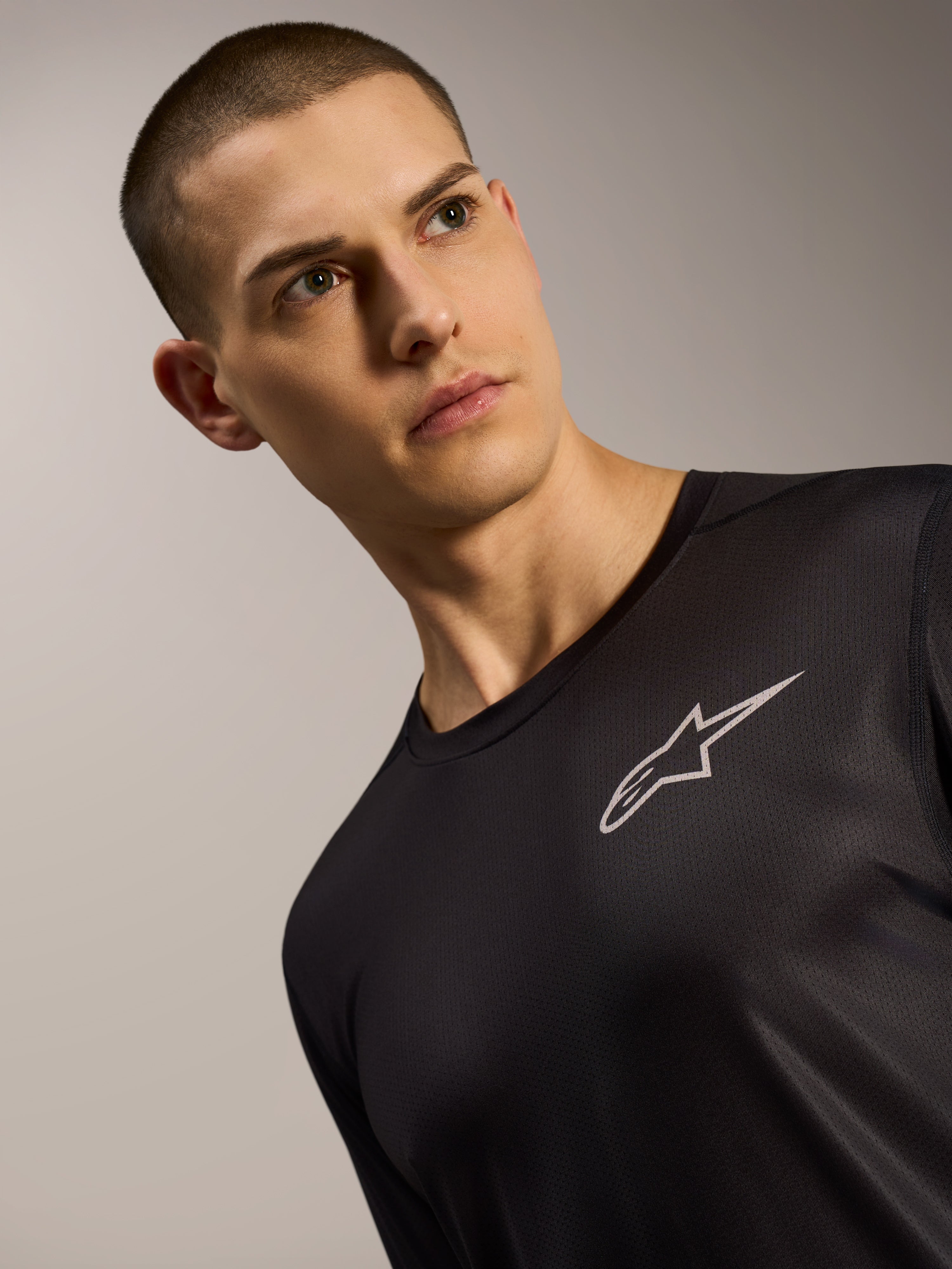 Czarna koszulka MTB A-Dura Air z długim rękawem, oddychająca struktura siatki i logo Alpinestars na piersi.