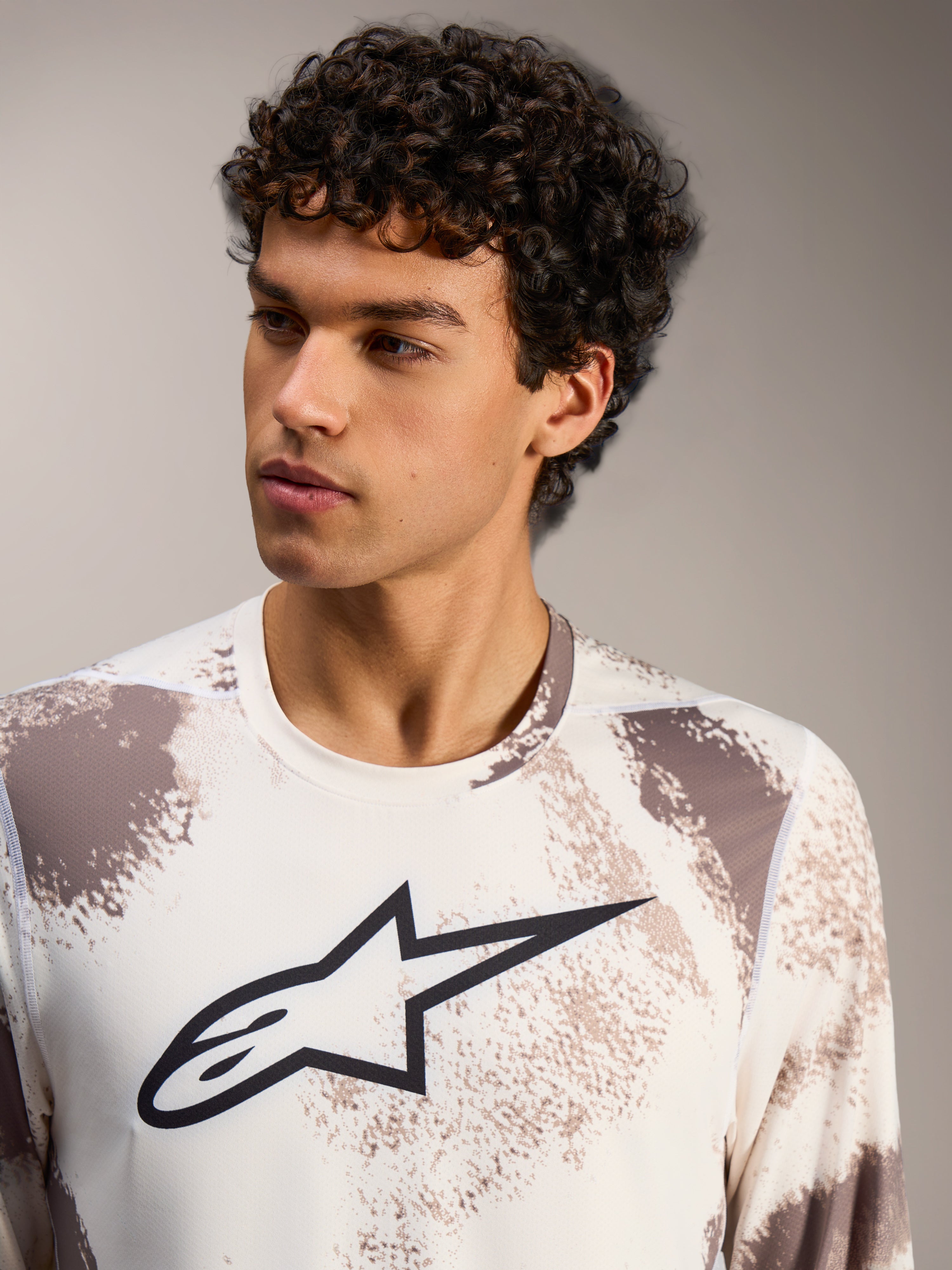 Koszulka Alpinestars A-Dura Ride z długim rękawem, wzór Sand Camo, top MTB z wyrazistym czarnym logo na piersi.