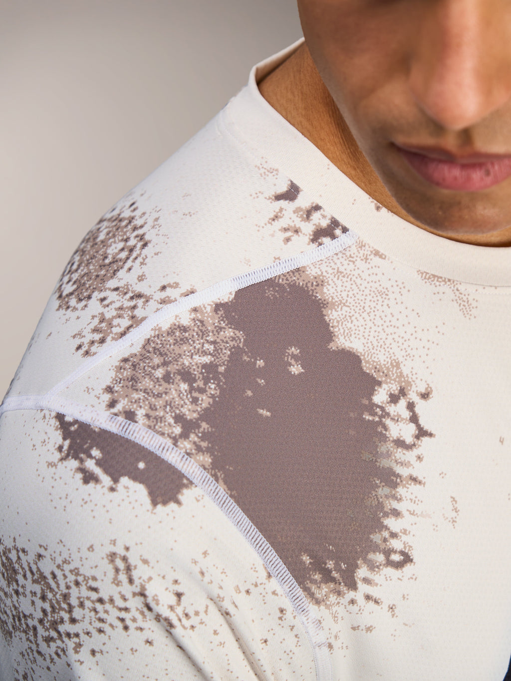 Koszulka A-Dura Ride LS Sand Camo, zbliżenie na szwy ramion i oddychający żakardowy materiał MTB.