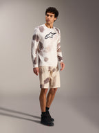 Koszulka MTB A-Dura Ride LS Sand Camo, duże logo na piersi, dopasowane szorty z wzorem kamuflażu.