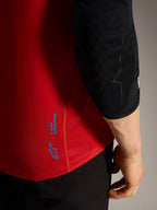 Czerwona koszulka A-Dura Ride MTB, niebieskie logo Alpinestars i techniczny materiał o wysokiej wydajności.