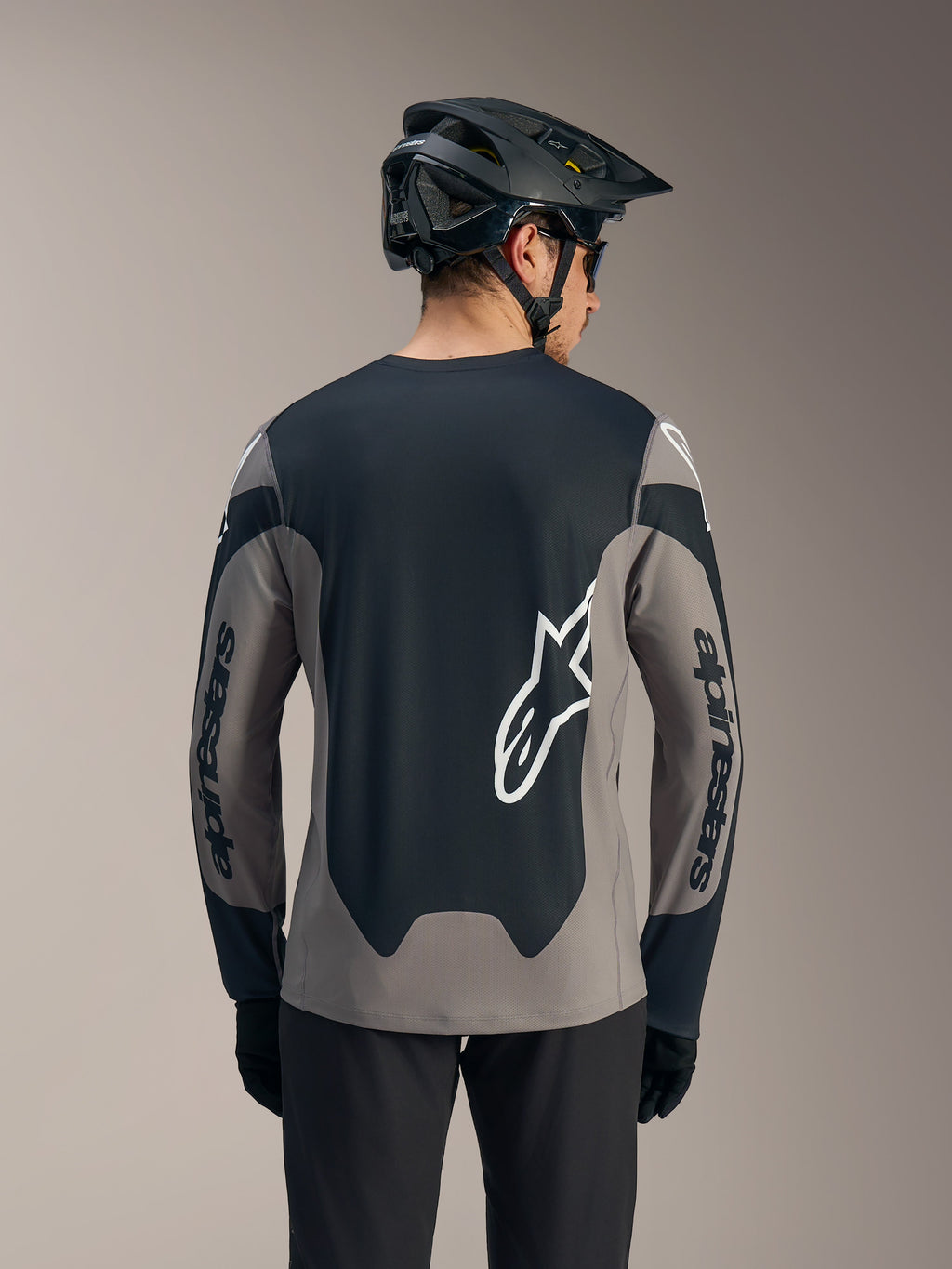 Koszulka A-Dura Race z długim rękawem, szaro-czarna, z białym logo Alpinestars na plecach i rękawach.