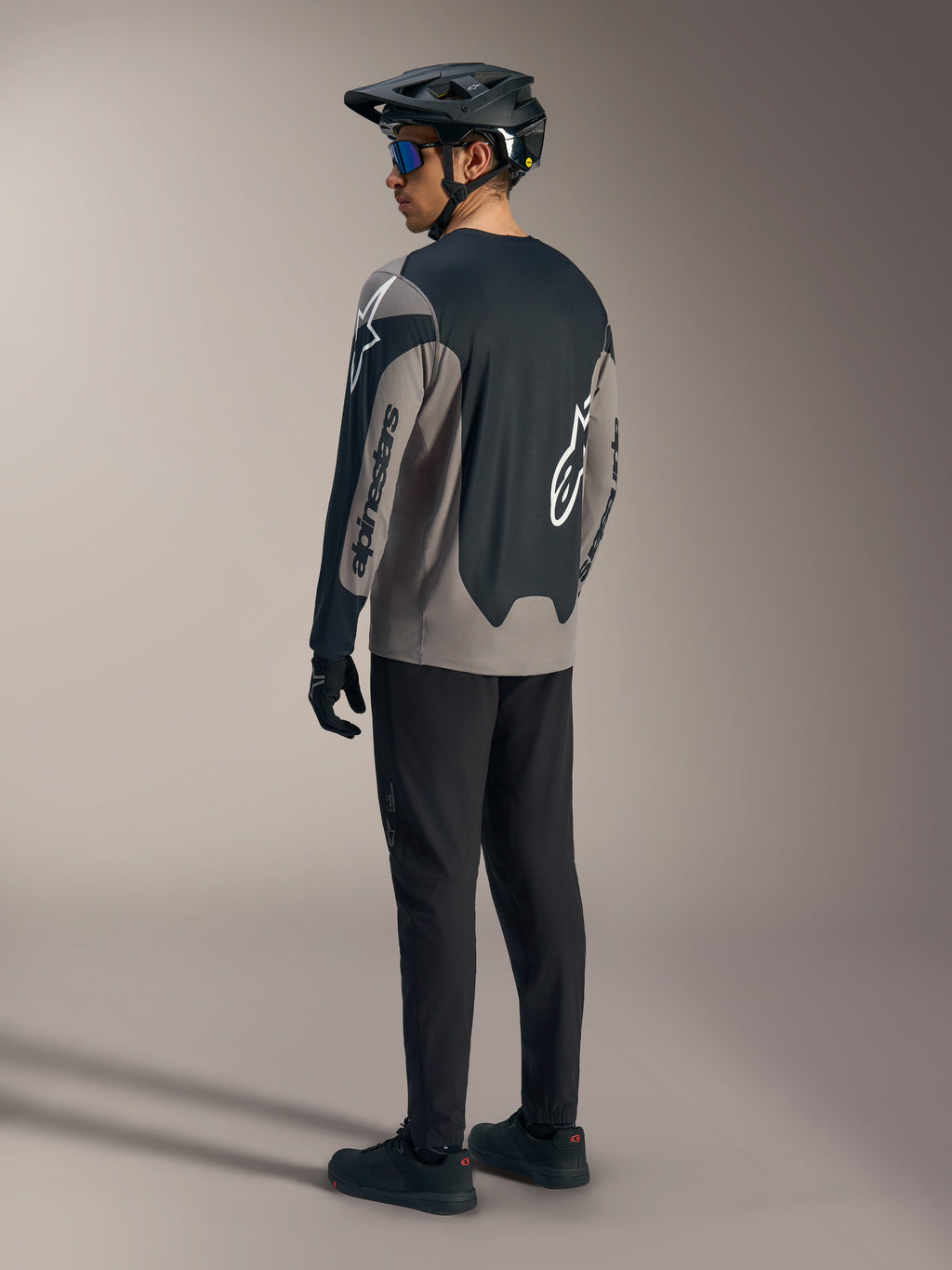 Szaro-czarna koszulka A-Dura Race LS z logo Alpinestars, widok z tyłu w pełnym zestawie MTB.