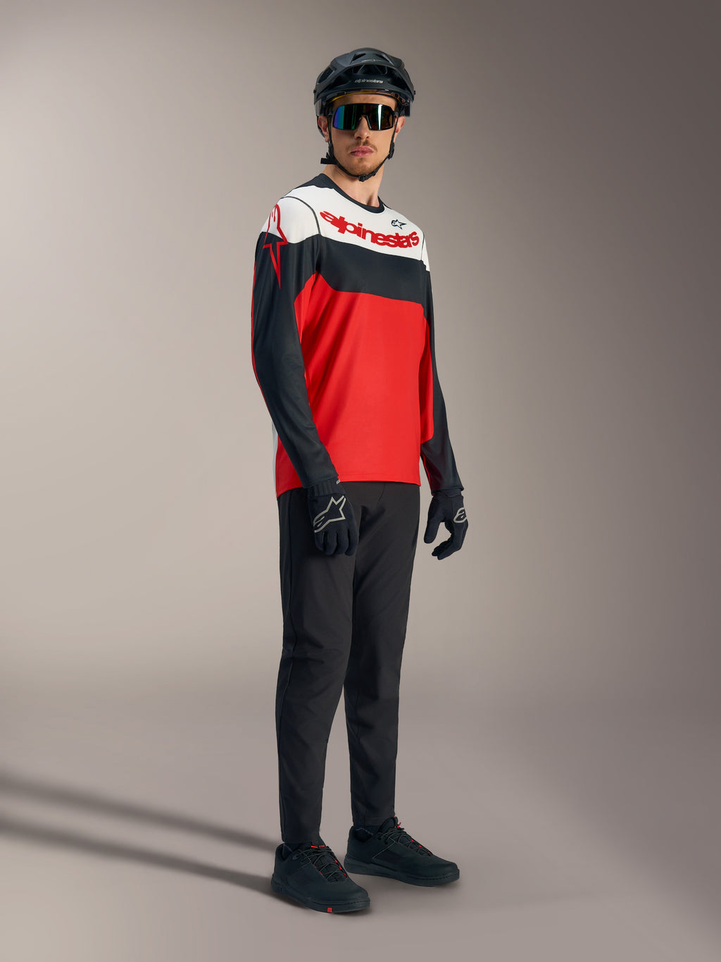 Koszulka A-Dura Race z długim rękawem, czerwono-czarno-biała z logo, stylizowana z profesjonalnym ekwipunkiem MTB.