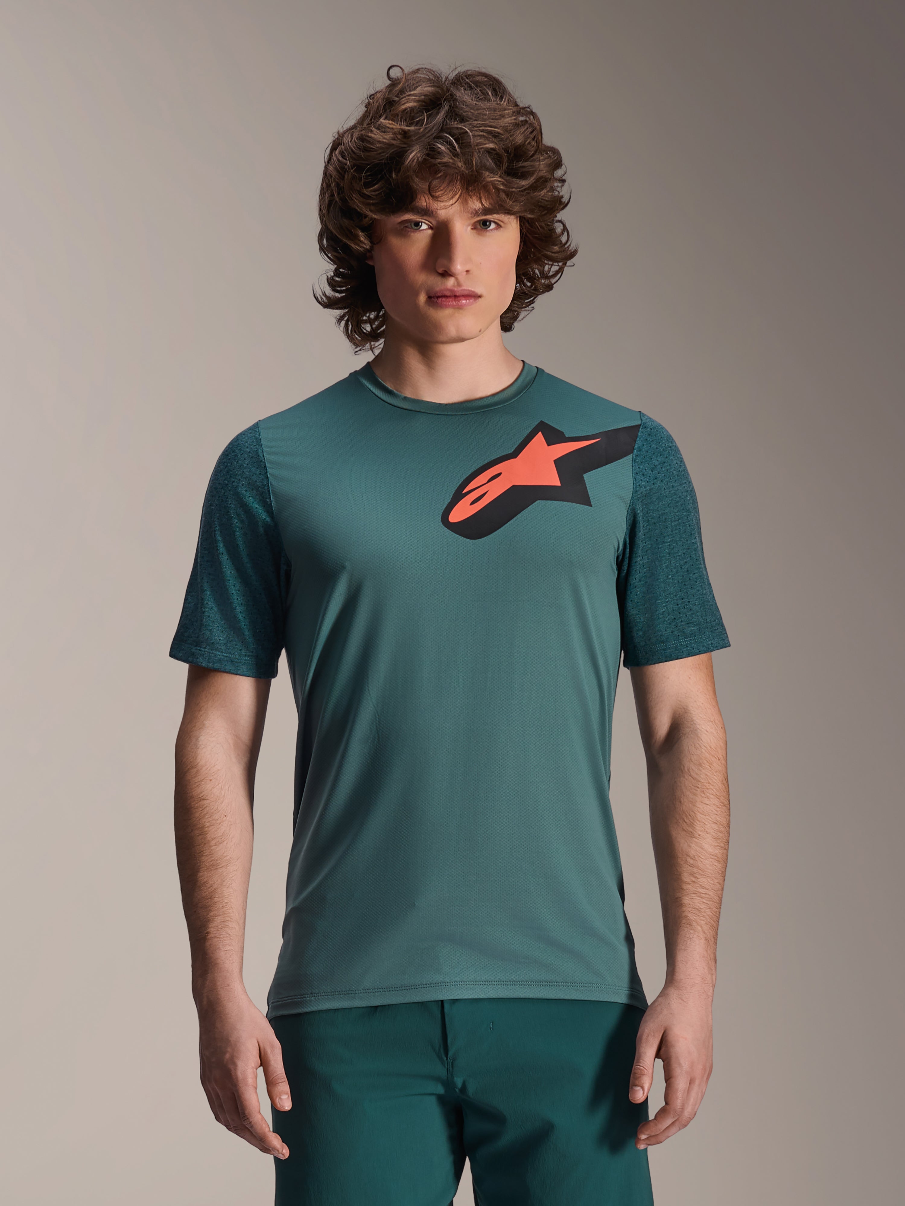 Alpinestars A-Dura Lipan Jersey, koszulka MTB z krótkim rękawem, kolor Silver Pine (ciemnozielony), duże czarno-pomarańczowe logo Astars na klatce piersiowej, regularny krój, lekki techniczny materiał do jazdy na rowerze górskim