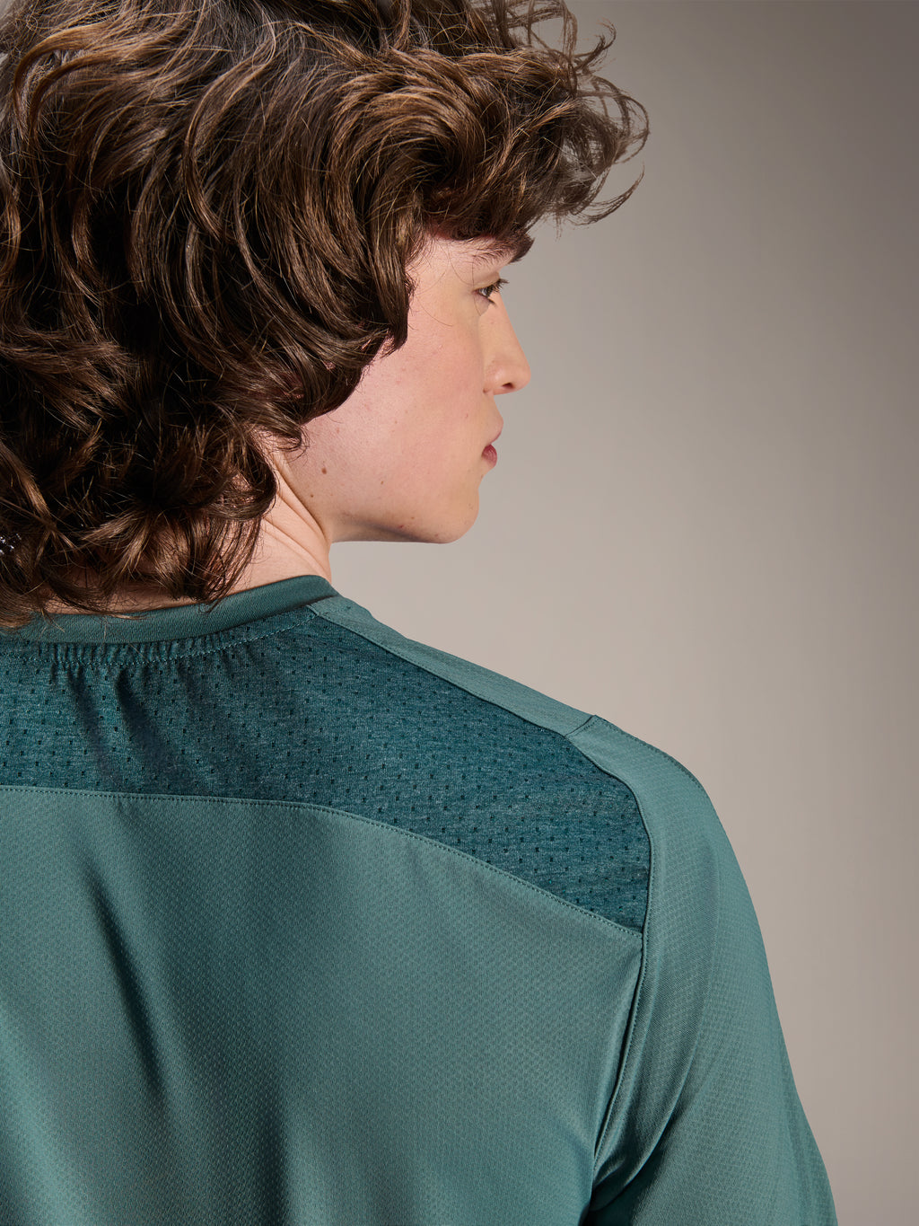 Alpinestars A-Dura Lipan Jersey - Short Sleeve, kolor Silver Pine Green, zbliżenie na tylną część barku ukazujące teksturę tkaniny żakardowej i oddychające panele z siatki, funkcjonalna odzież do kolarstwa górskiego