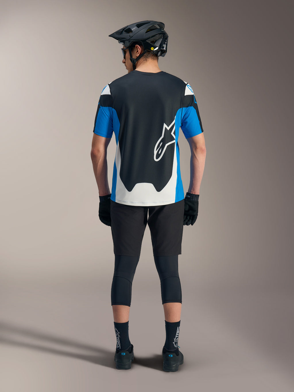 Niebiesko-czarna koszulka Alpinestars A-Dura Race SS zestawiona z szortami MTB i profesjonalnym sprzętem.