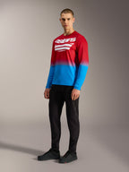 Koszulka MTB Alpinestars A-Dura ASTARS 2.0, czerwono-niebieski gradient, długi rękaw i białe logo na piersi.