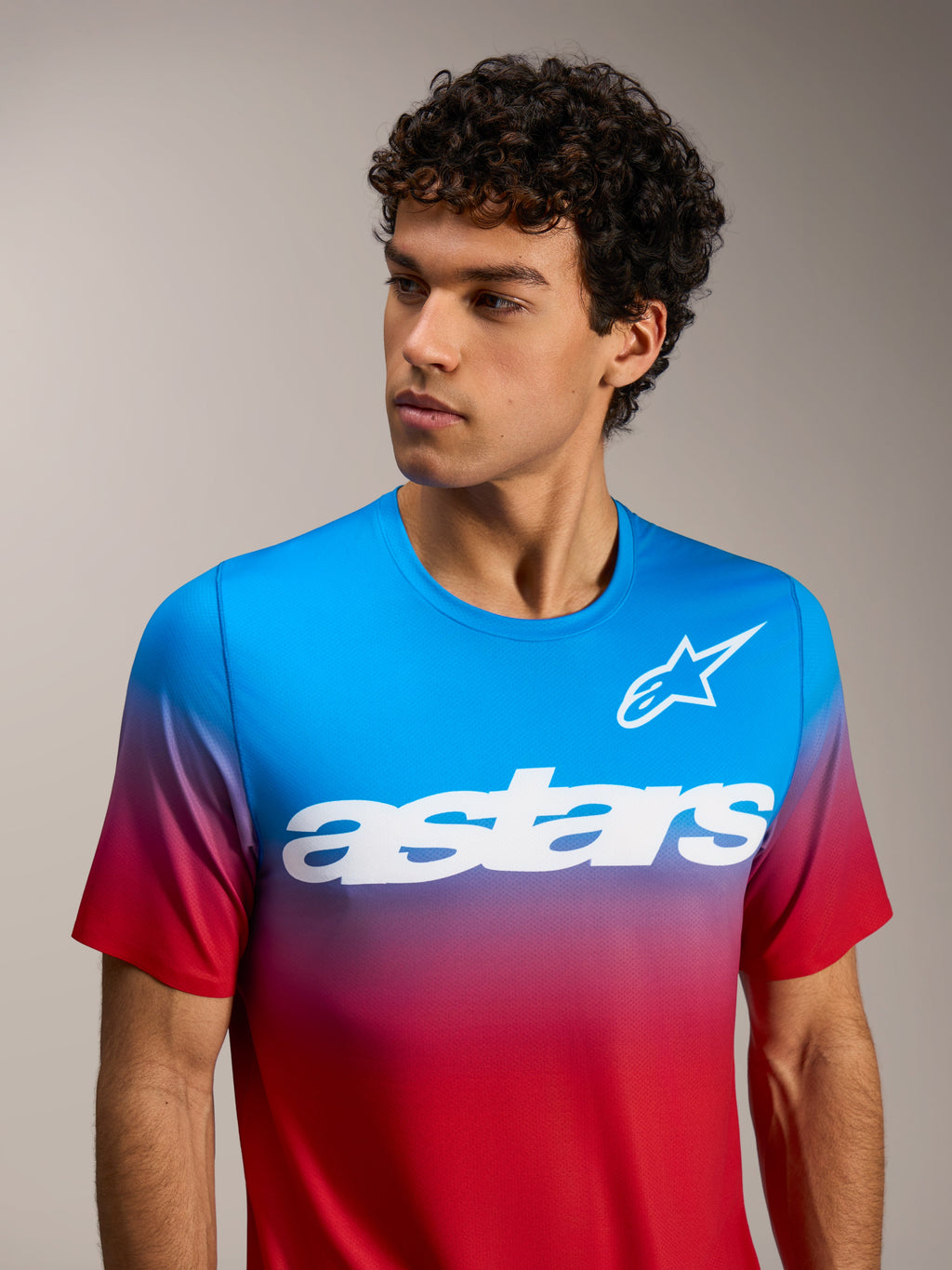Koszulka MTB A-Dura ASTARS 2.0 z krótkim rękawem, czerwono-niebieski gradient i białe logo Astars na piersi.