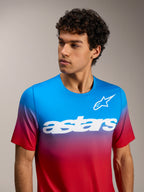Koszulka MTB A-Dura ASTARS 2.0 z krótkim rękawem, czerwono-niebieski gradient i białe logo Astars na piersi.