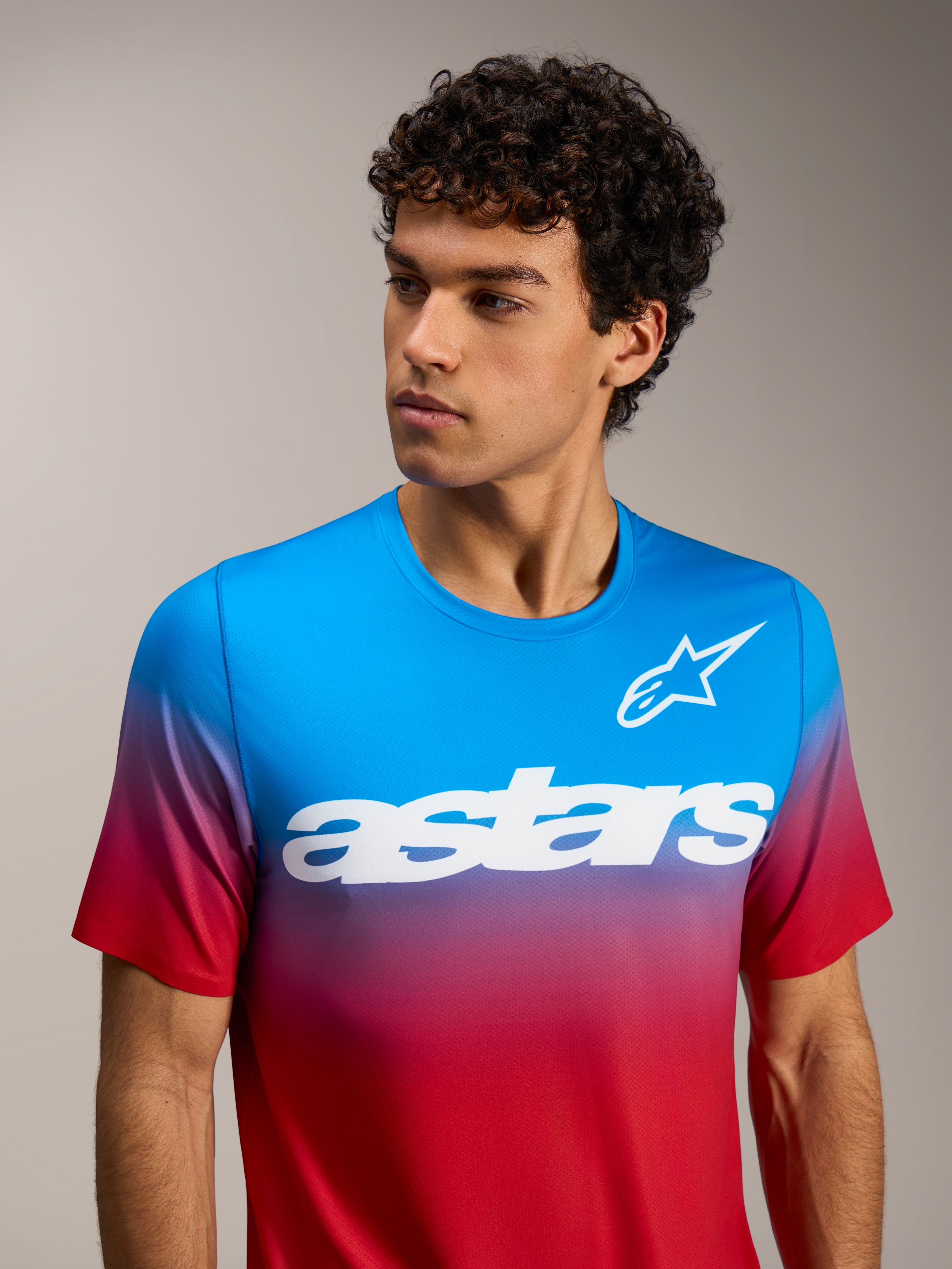 Koszulka MTB A-Dura ASTARS 2.0 z krótkim rękawem, czerwono-niebieski gradient i białe logo Astars na piersi.