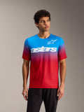 Koszulka MTB Alpinestars A-Dura ASTARS 2.0, czerwono-niebieski gradient, białe logo, na męskim modelu.