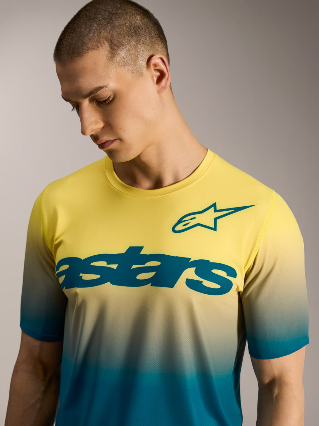 Koszulka MTB A-Dura ASTARS 2.0 z krótkim rękawem, żółto-niebieski gradient, logo Astars na klatce piersiowej.