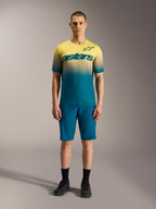 Koszulka A-Dura ASTARS 2.0, top MTB z krótkim rękawem, żółto-niebieski gradient i wyraźne logo Alpinestars na piersi.