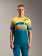 Koszulka MTB A-Dura ASTARS 2.0, krótki rękaw, gradient niebiesko-zielony do żółtego fluo i logo na piersi.
