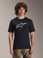 Alpinestars A-Dura Astar Jersey, koszulka MTB z krótkim rękawem, czarna z białym logo gwiazdy, noszona ze spodniami moro, casualowa odzież do kolarstwa górskiego, techniczny materiał odprowadzający wilgoć