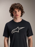 Alpinestars A-Dura Astar Short Sleeve Jersey, czarna koszulka z krótkim rękawem, z dużym białym logo Astar na piersi, prezentowana na modelu, codzienna techniczna odzież rowerowa MTB