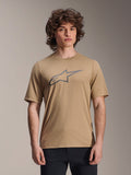 Alpinestars A-Dura Astar Short Sleeve Jersey, jasnobrązowa, noszona przez modela w czarnych spodniach, szare logo Alpinestars w kształcie gwiazdy na piersi, casualowa koszulka MTB do jazdy trailowej