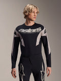 Alpinestars A-Supra Melt Jersey z długim rękawem, koszulka rowerowa MTB, czarno-szara, z grafiką „astars” na piersi i wzorzystymi rękawami, noszona z pasującymi spodniami sportowymi