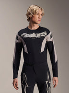 Alpinestars A-Supra Melt Jersey z długim rękawem, koszulka rowerowa MTB, czarno-szara, z grafiką „astars” na piersi i wzorzystymi rękawami, noszona z pasującymi spodniami sportowymi
