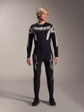 Spodnie Alpinestars A-Supra Melt i pasująca koszulka z długim rękawem, model w czarnym stroju MTB, duże białe grafiki gwiazd na udach, branding „astars” na klatce piersiowej, profesjonalna odzież do wyścigów rowerów górskich