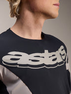 Alpinestars A-Supra Melt Jersey, koszulka MTB z długim rękawem, czarno-szara z dużym białym napisem astars na klatce piersiowej, mikroperforowany oddychający materiał, design inspirowany wyścigami