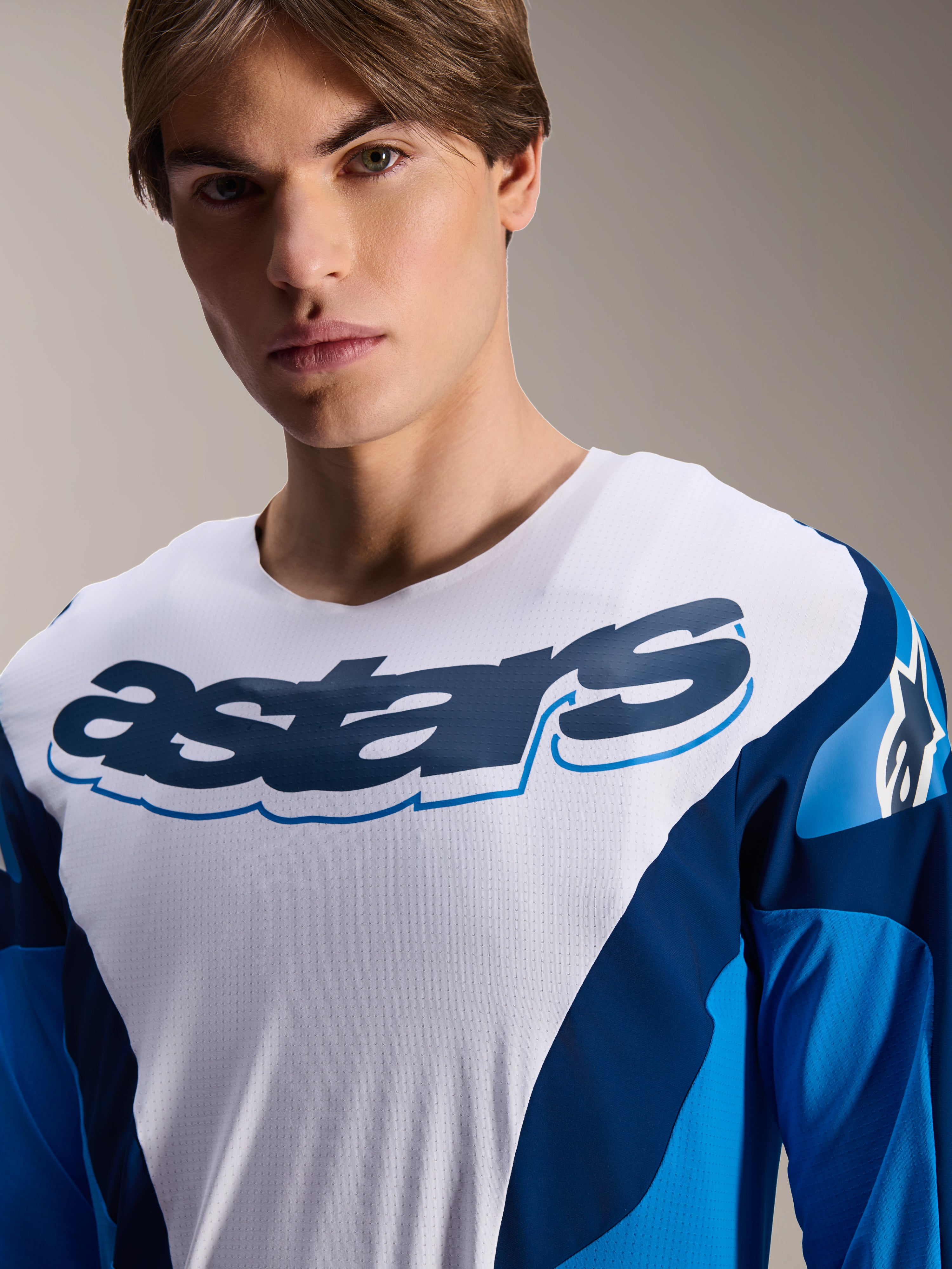 Alpinestars A-Supra Melt Jersey, koszulka rowerowa MTB z długim rękawem, niebiesko-biała z granatowymi grafikami, duże logo „astars” na klatce piersiowej, mikroperforowany materiał techniczny, sportowy krój