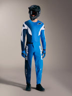 Zestaw Alpinestars A-Supra Elite 2026 w kolorze faded bright blue, techniczna koszulka i spodnie do wyczynowego MTB.