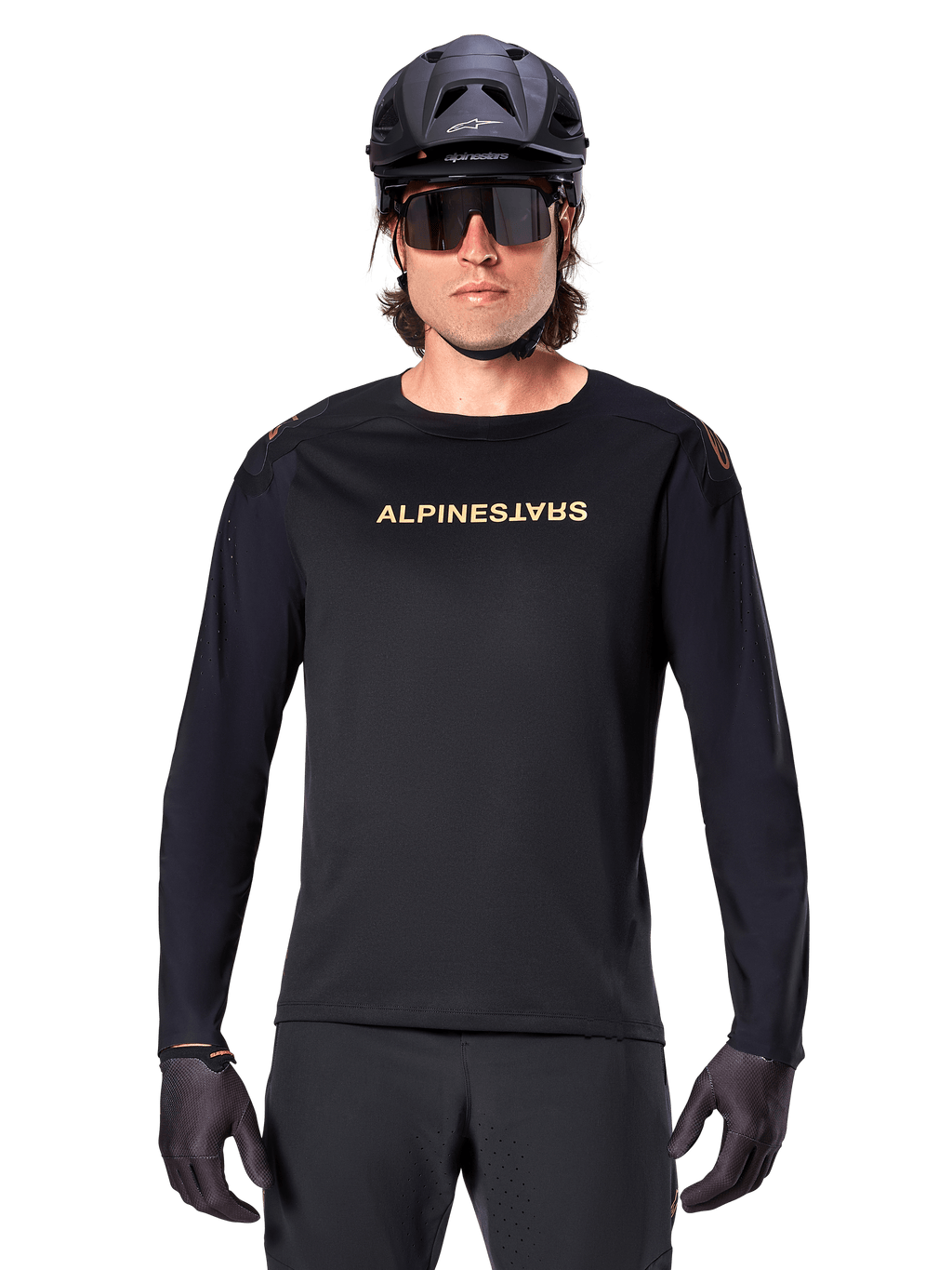 Alpinestars A-Aria Polartec Switch Long Sleeve Jersey, czarna, złote logo Alpinestars na piersi, noszona z czarnym kaskiem MTB, ciemnymi okularami i czarnymi rękawiczkami, profesjonalna odzież na rower górski