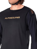 Koszulka Alpinestars A-Aria Polartec Switch z długim rękawem, czarna, brązowe logo Alpinestars na piersi i ramieniu, laserowe perforacje na rękawach zapewniające wentylację, techniczna odzież MTB