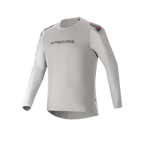 Alpinestars A-Aria Polartec Switch Jersey - Long Sleeve, jasnoszara koszulka rowerowa MTB z czarnym logo na piersi, czerwonymi i czarnymi akcentami na ramionach oraz laserowo perforowanymi rękawami dla wentylacji