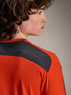 Alpinestars A-Dura Insert Astar Jersey, koszulka MTB z długim rękawem, kolor Spicy Orange, z ciemnoszarymi panelami z siatki na ramionach i górnej części pleców, wytrzymały materiał do jazdy w terenie