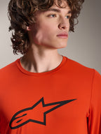 Alpinestars A-Dura Insert Astar Jersey, koszulka MTB z długim rękawem, Spicy Orange, z czarnym logo Alpinestars Astar na klatce piersiowej, widok z bliska na męskim modelu