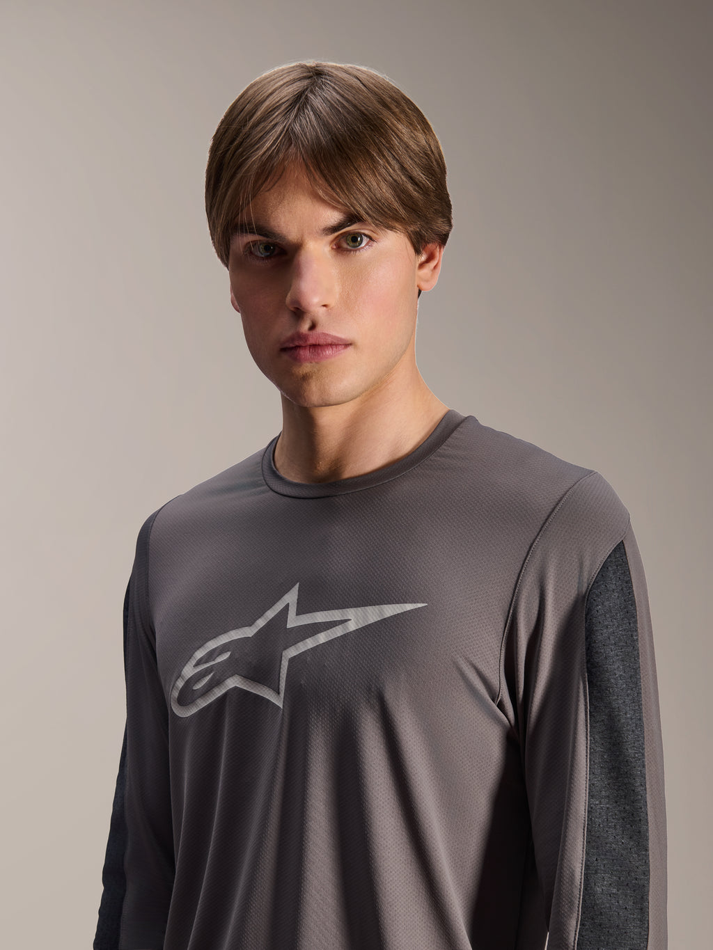 Alpinestars A-Dura Insert Astar Jersey, koszulka MTB z długim rękawem, ciemnoszara, z jasnoszarym logo Astar na piersi i kontrastującymi ciemnoszarymi panelami na rękawach, techniczna odzież do jazdy w terenie