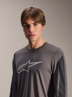 Alpinestars A-Dura Insert Astar Jersey, koszulka MTB z długim rękawem, ciemnoszara, z jasnoszarym logo Astar na piersi i kontrastującymi ciemnoszarymi panelami na rękawach, techniczna odzież do jazdy w terenie