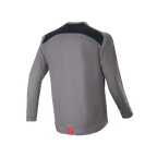 Alpinestars A-Dura Dri Astar Long Sleeve Jersey, ciemnoszara, widok z tyłu z czarnymi siatkowymi panelami wentylacyjnymi na ramionach i małą czerwoną metką u dołu, techniczna odzież na rower górski