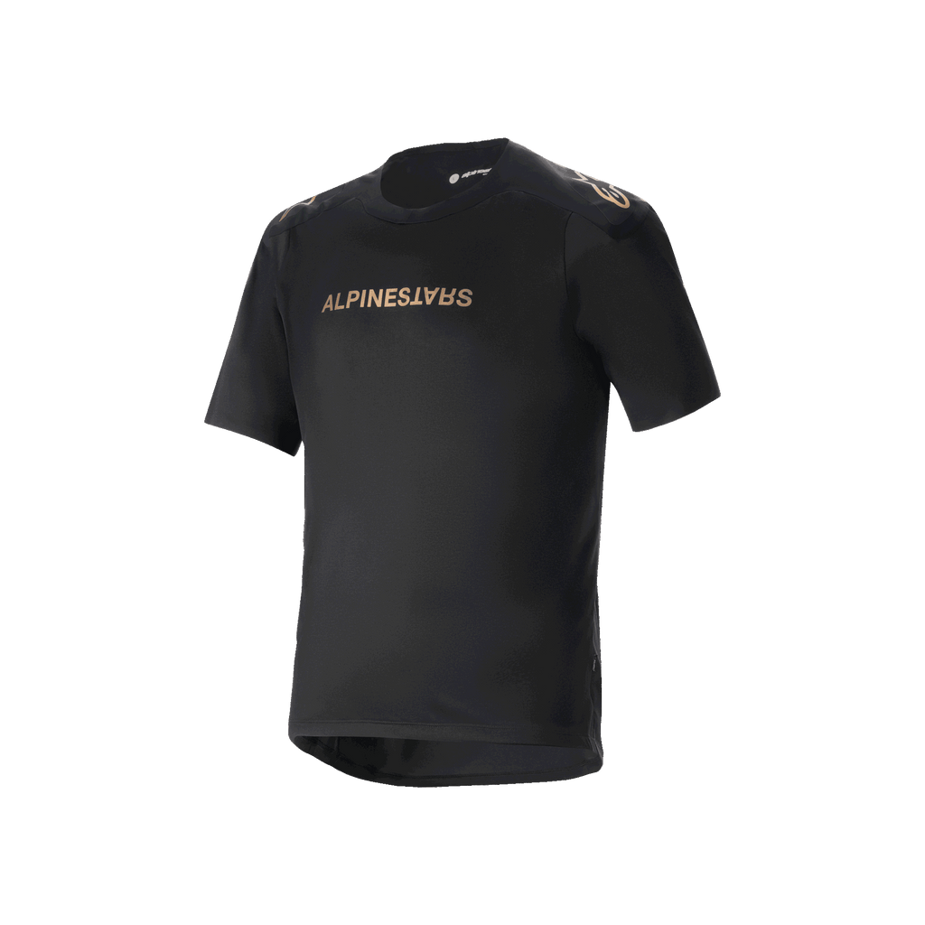 Alpinestars A-Aria Polartec Switch Short Sleeve Jersey, czarna koszulka rowerowa MTB, branding Alpinestars w kolorze brązu na klatce piersiowej i ramionach, techniczny materiał odprowadzający wilgoć, sportowy krój z przedłużonym tyłem