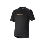 Alpinestars A-Aria Polartec Switch Short Sleeve Jersey, czarna koszulka rowerowa MTB, branding Alpinestars w kolorze brązu na klatce piersiowej i ramionach, techniczny materiał odprowadzający wilgoć, sportowy krój z przedłużonym tyłem