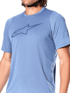 Alpinestars A-Dura Dri Astar Short Sleeve Jersey, niebieska koszulka z krótkim rękawem, z ciemnoniebieskim logo Alpinestars Astar na klatce piersiowej, oddychające panele z siateczki na rękawach, techniczna odzież rowerowa MTB