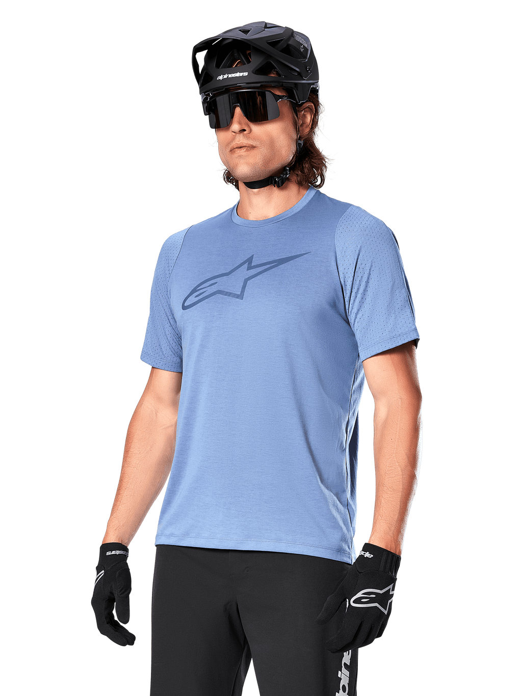 Alpinestars A-Dura Dri Astar Jersey Short Sleeve, Infinity Blue, koszulka na rower górski z wentylacją z siateczki na rękawach i dużym logo na piersi, noszona z czarnym kaskiem, okularami i rękawicami, techniczna odzież wyczynowa MTB