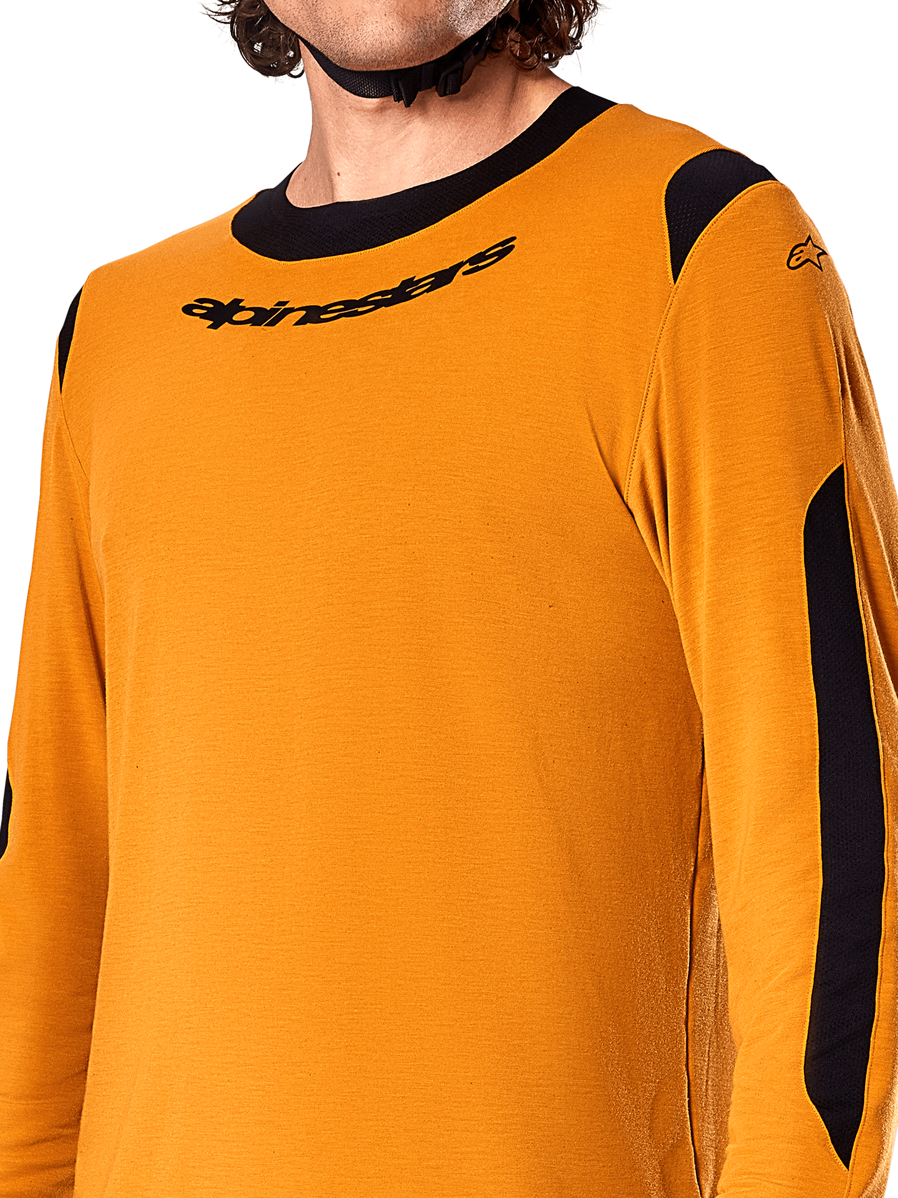 Koszulka Alpinestars A-Dura Dri Wool z długim rękawem, ciemnozłota, zbliżenie na czarny okrągły kołnierzyk z logo oraz czarne siateczkowe panele wentylacyjne na barkach i rękawach, wysokiej jakości odzież MTB