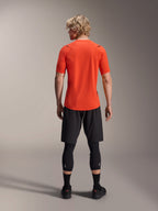 Alpinestars A-Aria Astar Jersey, koszulka MTB z krótkim rękawem, kolor Spicy Orange, widok z tyłu prezentujący sportowy krój i przedłużony tył, zestawiona z czarnymi szortami rowerowymi i legginsami