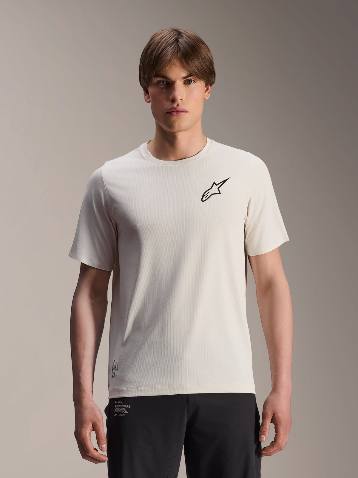 Alpinestars A-Aria Astar Jersey, koszulka rowerowa z krótkim rękawem, kolor ecru z czarnym logo gwiazdy na piersi, lekki i oddychający poliester, dopasowanie performance fit do jazdy MTB